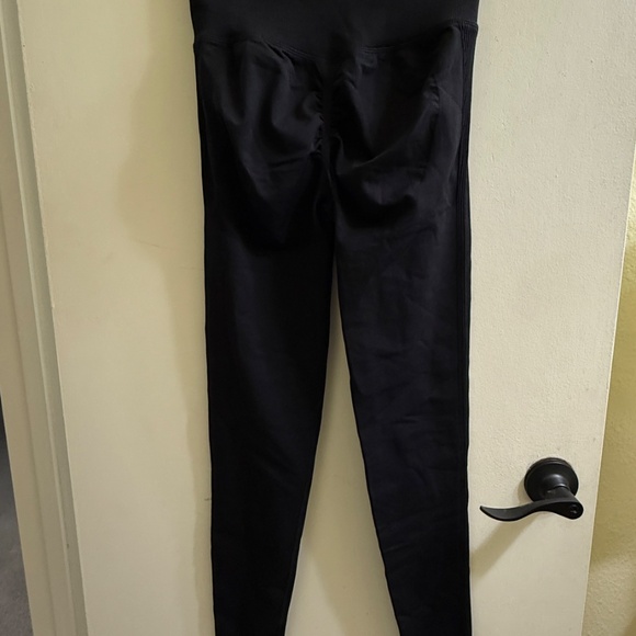Halara Seamless Flow High Waisted Butt Lifting Leggings Black Size Med 7/8- New - Picture 3 of 6
